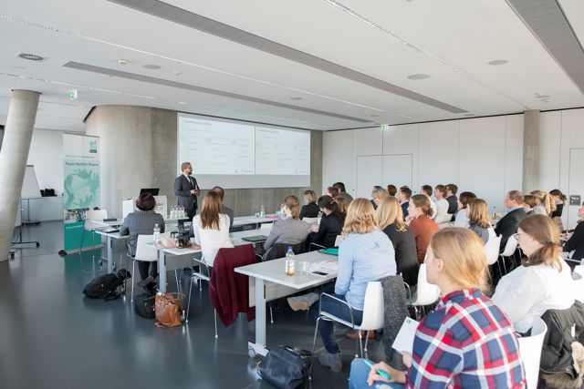 Rund 60 internationale Experten trafen sich in Würzburg, um über den aktuellen Stand bei der Entwicklung von zuverlässigen zellbasierten Alternativen zu Tierversuchen zu beraten. 